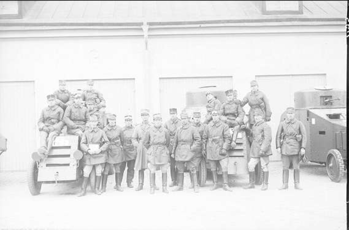 Kavalleriförsök med pansarbilar löjtn. Sven von Essen till höger (i bild) om officeren i mitten.