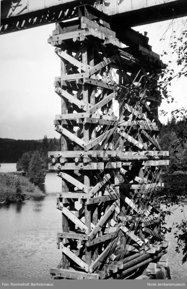 Bru over Bærugdalen - provisoriske pillarer etter sprengning i 1945