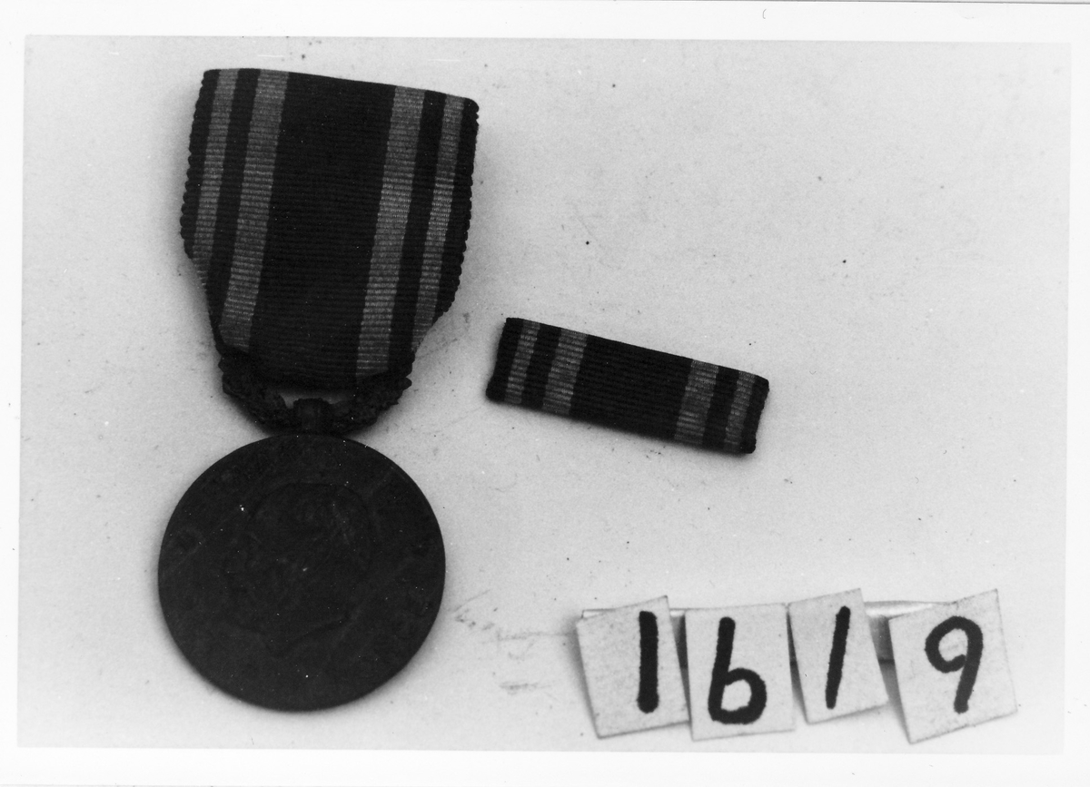 Eksemplar av Krigsmedaljen.

Medalje i etui. Medaljen er rund og har påfestet sløyfe.