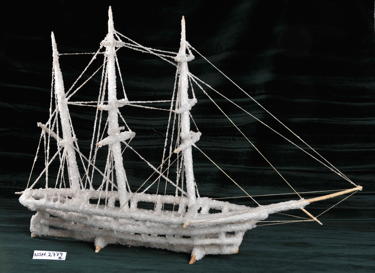 Helmodell av skip utført av div. tråder dekket med saltskrystaller.
