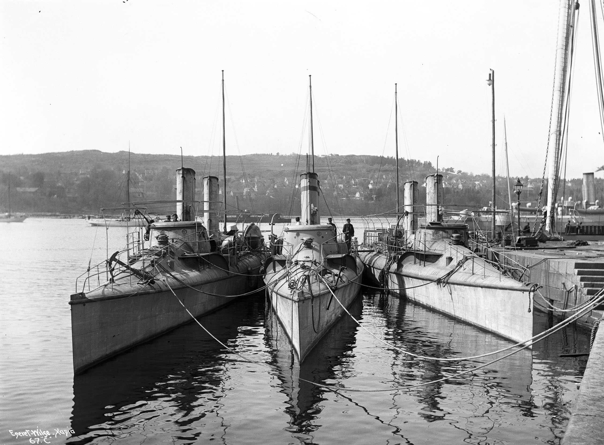 Lax (b. 1900, Marinens hovedverft, Horten) og Sild (b. 1900, Marinens hovedverft, Horten), torpedobåter ved dokken.