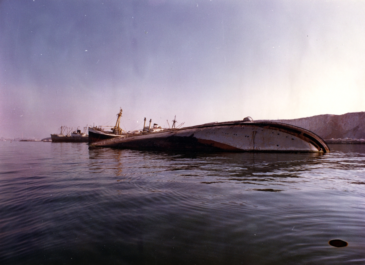 M/S Bergensfjord (b. 1956) som vrak etter brann i Pireus i 1980
