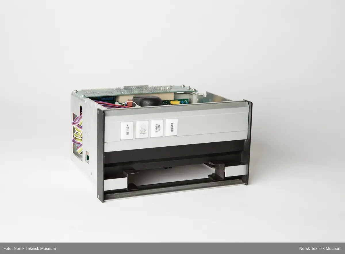 Eske med én transformator og åtte ulike datasteamere / tape drivere produsert av Tandberg data og Tandberg Storage. Noen er demonstrasjonsmodeller med plexilokk.