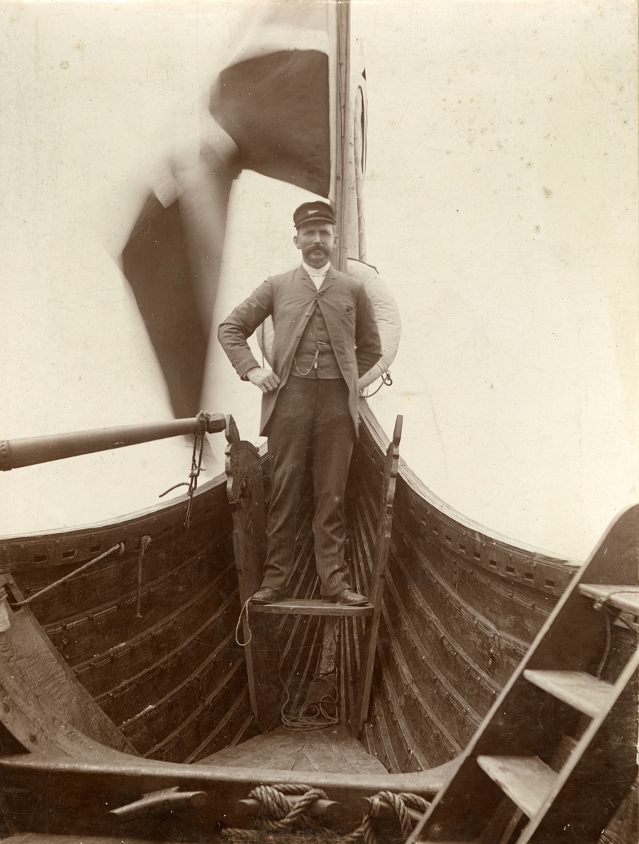 Kaptein Andersen ombord i "Viking" (b.1893, A/S Framnæs mekaniske verksted, Sandefjord). - I New York på vei til verdensutstillingen i Chicago 1893.