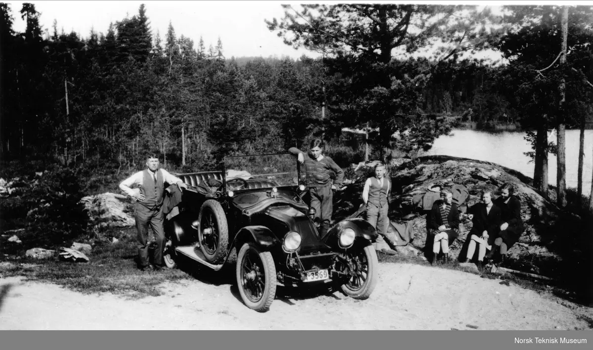 Familie på skogstur med bilen, omkring 1925