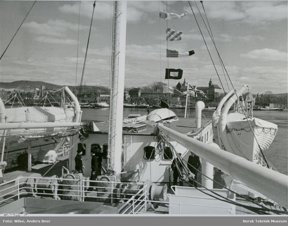 Menn på dekk på passasjer- og lastebåten M/S Black Prince, B/N 473 under prøvetur i Oslofjorden 27. april 1938. Skipet ble levert av Akers Mek. Verksted i 1938 til Fred. Olsen & Co, Oslo og gikk i rute Kristiansand - Newcastle.