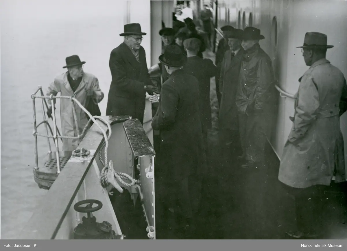 Underdirektør Vinger kommer ombord på cargolineren M/S Thermopylæ, B/N 483 under prøvetur i Oslofjorden 24. november 1949. Skipet ble levert av Akers Mek. Verksted i 1949 til Wilh. Wilhelmsen.