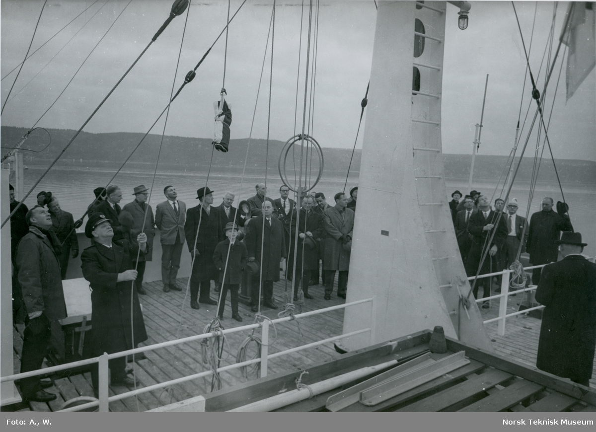 Flagget heises på dekk på tankeren M/S Cardo, B/N 540 (Tangens B/N 16, Stords B/N 48) etter overlevering fra Akers Mek. Verksted til J.P. Jensens rederi under prøvetur i Oslofjorden 14. februar 1964.