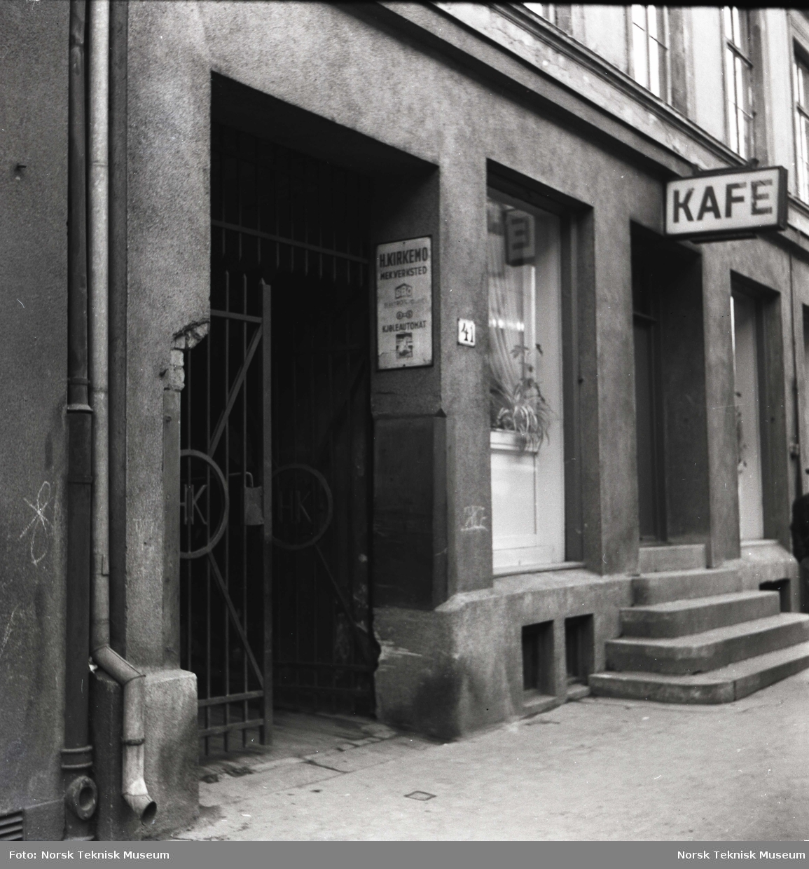 Inngang til H. Kirkemos mek. Verksted, Storgt. 41, Oslo, fotografert 1953.