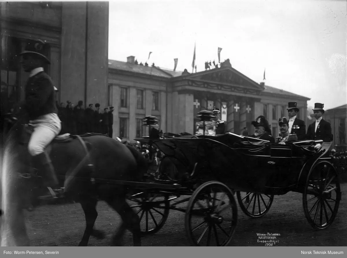 Kong Haakon VII og kong Edward VII i vogn Karl Johans gate 1908