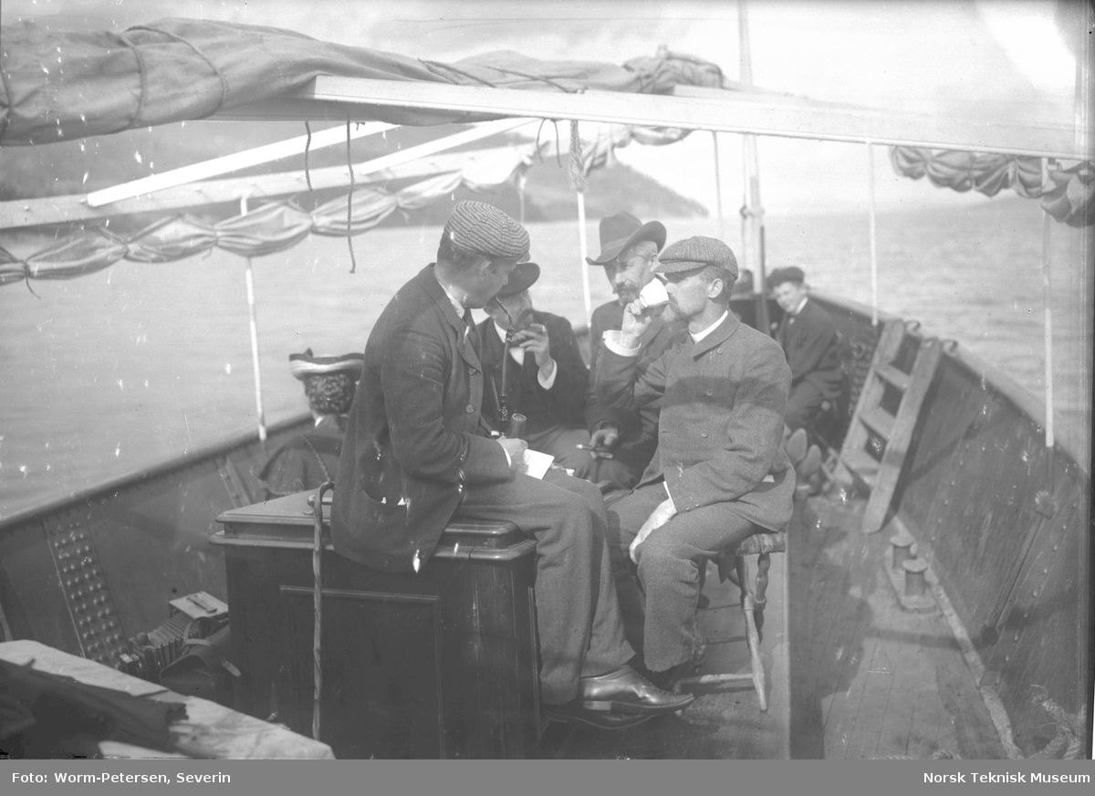 Severin Worm-Petersen og gruppe i båt, Ringerike