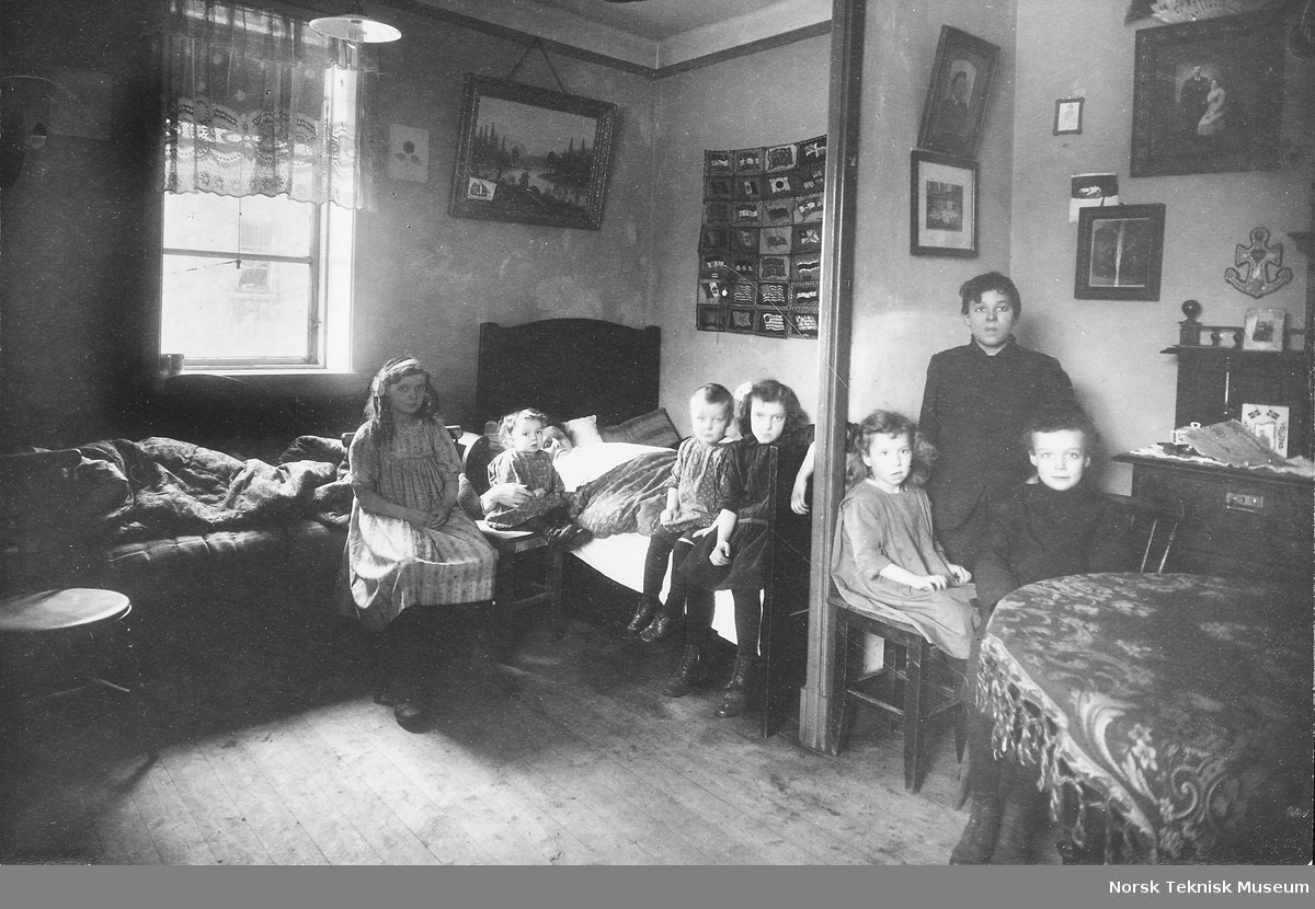Syk mor med syv barn fra Kristiania, omkring 1910