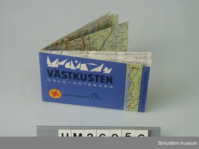 Ett ihopvikt kartblad av papper med tryck på ena sidan. En del av  bladet utgör fram/baksida när det är ihopvikt.
Framsidans utseende: Till höger vertikalt skrivet "SEMESTERKARTA" och en långsträckt kartbild i ljusgrönt/ljusblått/rött som visar kuststräckan Göteborg - Oslo. Bottenfärgen på resten av kartan är blått,  överst finns bilder av stiliserade segel och ett fartyg i vitt, därunder i svart med blå vågmönster tetxen: "VÄSTKUSTEN" och i vitt "OSLO
 - GÖTEBORG". Nederst: En kompassros i rött och gult samt text med svart "KARTFÖRLAGET GLA" (med en jordglob i G-et).
På baksidan text på svenska, engelska, tyska. Textens lydelse på svenska: "Semesterkarta Västkusten OSLO - GÖTEBORG
För bilister och semesterfirare på Sveriges Riviera. För färder på snabba huvudleder eller idylliska småvägar. Med markeringar av de vackraste vägsträckorna, de intressantaste naturscenerierna och de  mest lockande sevärdheterna. Med beskrivande text på svenska, engelska  och tyska. Tecken för hotell, motell, pensionat, campingplatser, fri-  luftsbad m.m. Vägnummer och kilometeravstånd samt vägnätet i minsta  detalj. Skala 1:300 000. Tryckt i sex färger."
Nederst endast på svenska: "GENERALSTABENS LITOGRAFISKA ANSTALT STOCKHOLM 1966 Framställd i samarbete med de lokala turistorganisationerna och Svenska turistföreningen (samt STF:s märke)".
I nedre vänstra hörnet påklistrad prisetikett "7.75".
Det uppvikta kartbladet är delat på längden i en kartdel och en textdel utom överst där kartsymbolerna förklaras.