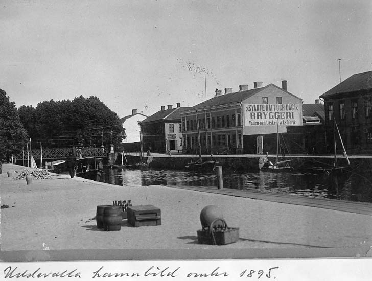 Text på kortet: "Uddevalla hamnbild omkr 1895".

.

