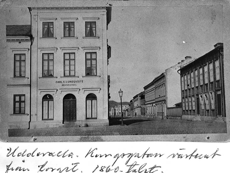 Enligt notering: "Uddevalla. Kungsgatan västerut från torget. 1860-talet".