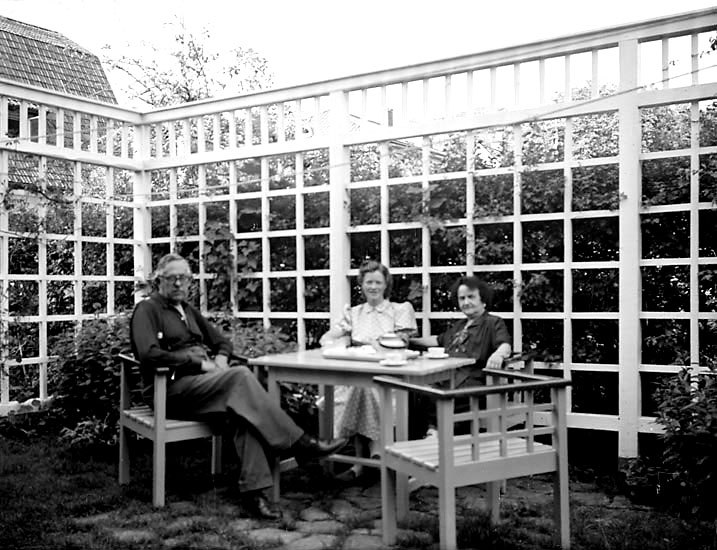 I trädgården på Helgonabacken, Uddevalla, på 1940-talets slut. "Gertrud Larsson."
