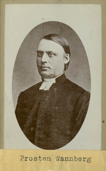 Text på kortets baksida: "Prosten Daniel Edvard Wanneberg, Tengeby. Född 1836 död 1904".