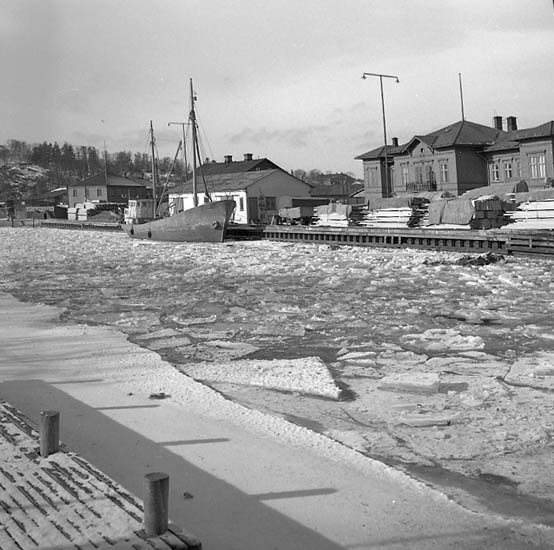 Enligt notering: "Vy över hamnen (packis) febr. 1956".
