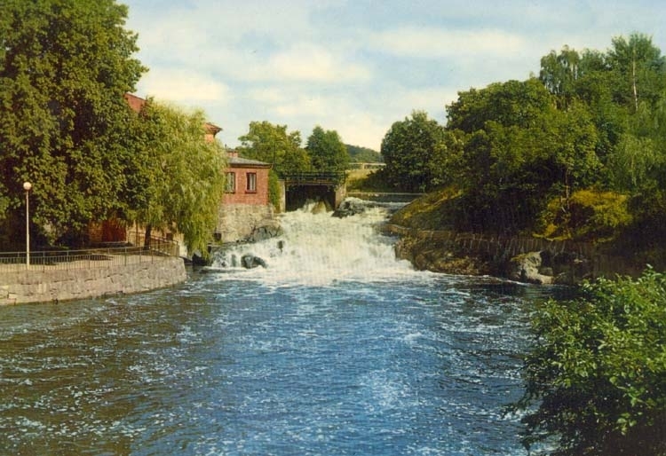 Tryckt text på kortet: "Uddevalla. Vattenfall i Bäveån."
"Förlag: Firma H. Lindenhag, Göteborg."