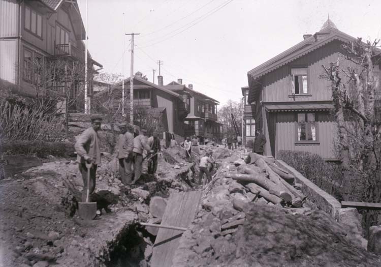 Enligt text som medföljde bilden: "Arbete på Rosviksgatan N.H? 1917/1918".