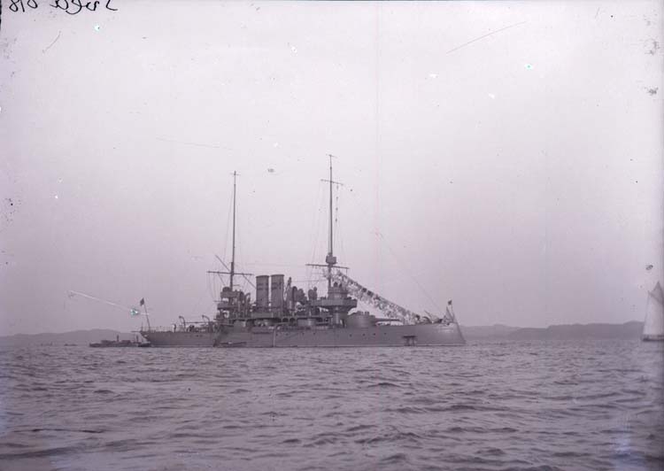 Enligt text som medföljde bilden: "Pansarbåten Svea. Aug. 11."