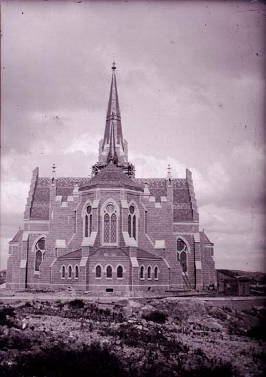 Enligt text som medföljde bilden: "Lysekil. Nya kyrkan fr. gafveln 8/9 1901."