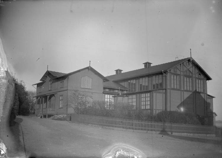 Enligt text som medföljde bilden: "Lysekil. Societetshuset från Gröna villan 1897."
