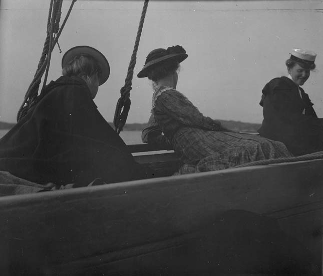 Enligt text som medföljer bilden: "Fr. Wetter o. systrar segla."