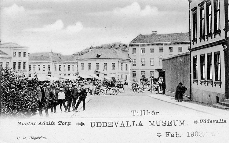 Tryckt text på vykortets framsida: "Gustaf Adolfs Torg Uddevalla".
