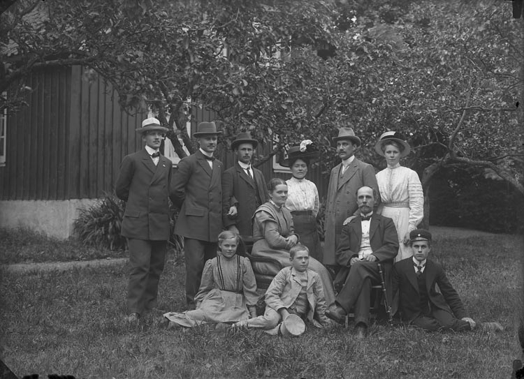 Enligt fotografens anteckningar: "Kantor + Organist Familjen C. F Nygren. Säleby omkring år 1914".