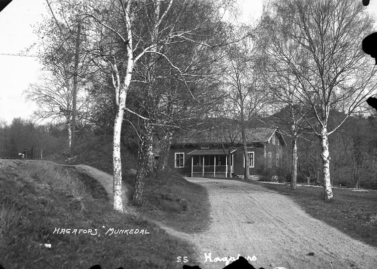 Enligt fotografens noteringar: "Omkring år 1926, Hagafors, Judit och Laura? Mattssons hem."