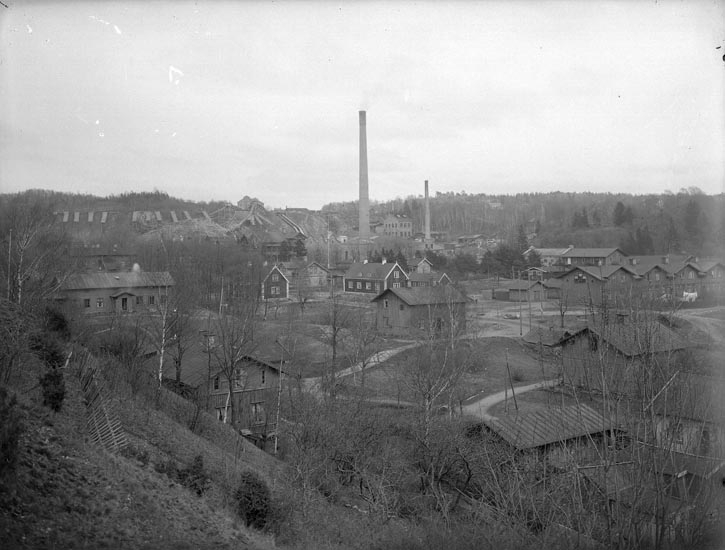 Enligt fotografens noteringar: "Munkedals Fabriksamhälle omkr. år 1920 ? Kanske 1909-1911."