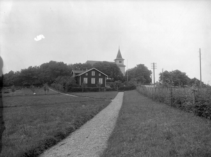 Enligt fotografens noteringar: "Foss Kyrka med skolan. Troligen 1909."