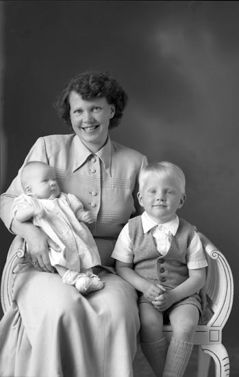 Text som medföljde bilden: "1951. Nr. 48. Fru Inga Lisa Lysell med barn H....?."