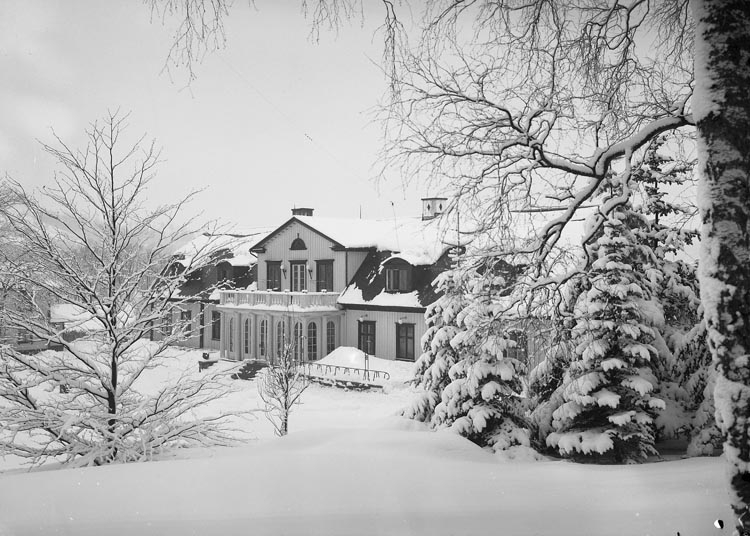 Text som medföljde bilden: "1937. 5. Herrgården i snöskrud."