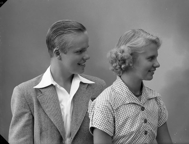 Enligt fotografens journal nr 7 1944-1950: "Strandberg, Fr. Birgit o Herr Ingvar Här".