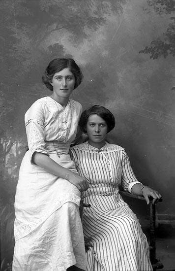 Enligt fotografens journal Lyckorna 1909-1918: "Olsson, Greta Kåröd Stillingsön".