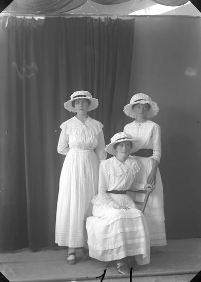 Enligt fotografens journal nr 3 1916-1917: "Johansson, Maja Lökeberg Väfra".