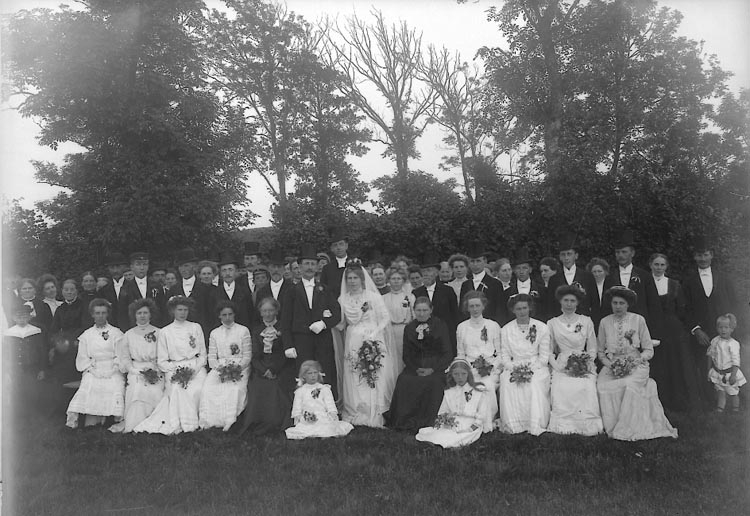 Enligt fotografens journal nr 2 1909-1915: "Jacksons bröllopsgr.".
Enligt fotografens notering: "Jacksons bröllopsgrupp, Nösnäs".