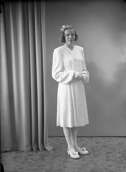 Enligt fotografens journal nr 7 1944-1950: "Olsson, Ingrid Gössby Spekeröd".