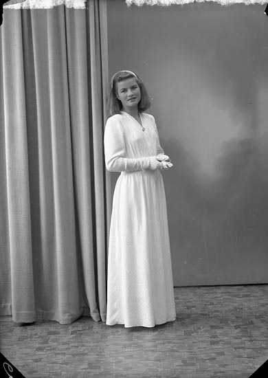 Enligt fotografens journal nr 7 1944-1950: "Johansson, Kerstin Här".
