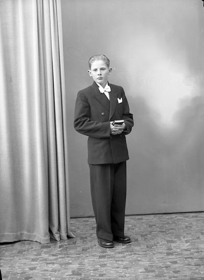 Enligt fotografens journal nr 7 1944-1950: "Gunnarsson, Erik Stenung Österg".