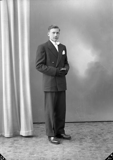 Enligt fotografens journal nr 8 1951-1957: "Pettersson, Erik Enekläpp, Ödsmål".