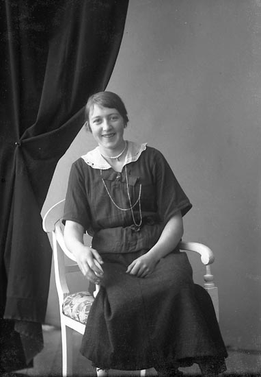 Enligt fotografens journal nr 4 1918-1922: "Jacobsson, Ebba Fagerhult, Berg Ödsmål".