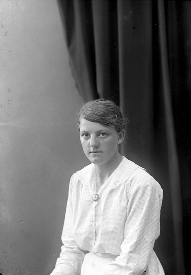 Enligt fotografens journal nr 4 1918-1922: "Abrahamsson, Klara Inlag Här".