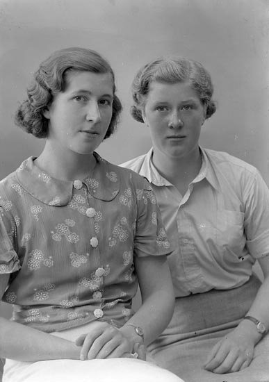 Enligt fotografens journal nr 6 1930-1943: "Grolander, Greta Rolfshöjd Kungälv".