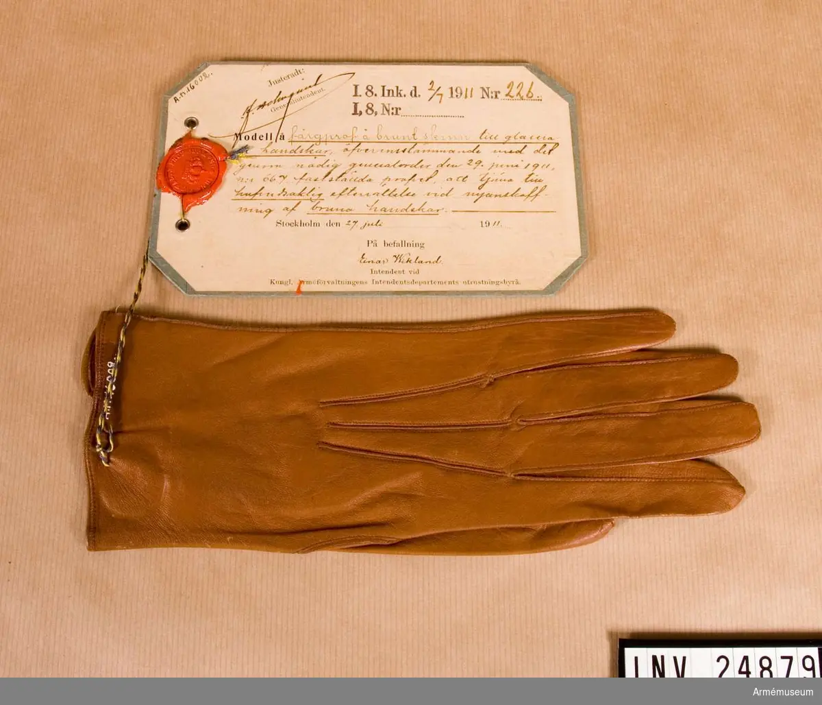 Grupp C I.
Färgprov m/1911, I 8, Upplands infanterireg.
Vänsterhandske till glacerade handskar att tjäna till huvudsaklig efterrättelse vid anskaffning av bruna handskar.