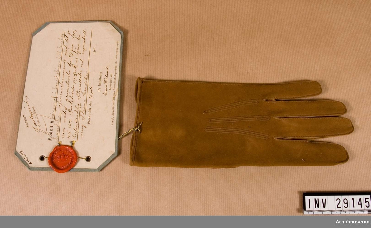 Grupp C I.
Färgprov m/1911 å brunt skinn, Västgöta regemente. Färgprov m/1911 å brunt skinn till kastorhandskar att tjäna till huvudsaklig efterrättelse vid nyanskaffning av bruna handskar,Vänsterhandske.
