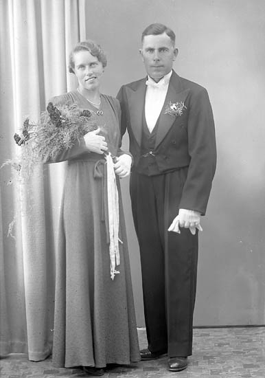 Enligt fotografens journal nr 7 1944-1950: "Pettersson, Herr Karl Allestorp Kville brudpar".