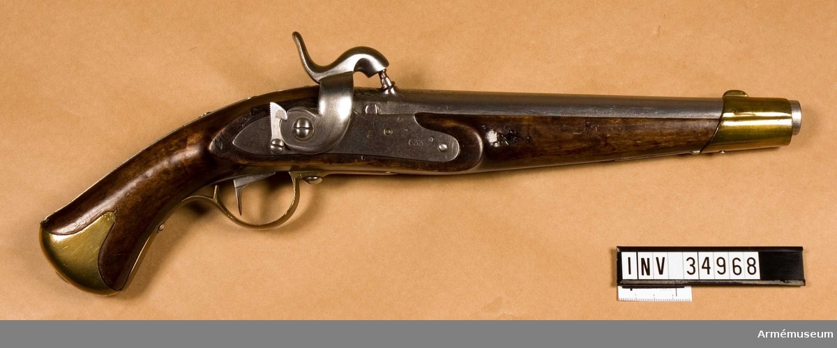 Grupp E III c.
Tappstudsarpistol med slaglås.
Spetskulan l:23.16 mm, d:15,55 mm, vikt 25,88 gram. Krutladdningens vikt 3,31 gram. Fyra räfflor. Räffelstigning: Ett halvt varv på piplängden. Pistolen är ursprungligen en i Carl gustafs stads gevärsfaktori 1837 tillverkad studsarepistol med flintlås där låset 1850 ändrats till slaglås och pipan försetts med tapp enligt en 1849 fastställd förändringsmodell. Det gamla fänghålet är tärnat och en utstående järntapp anger dess plats. Knallhattstappen är inskruvad direkt i pipan litet till höger om siktlinje. På pipans vänstra platt står 3 och AM, på pipans udersida 1837, EH, P2, IF. 663 och  1850.

Den vid ändringen tillkomna slaglåshanen är kullrig och svängd ganska mycket in över pipan. Halvspännet är högt, men i hakspänn står hanens slagyta blott obetydlig över knalhattsstappen. På låsbleckets utsida står krönt C och 633, på insidan ÅG, 1837 och AM. På stockens vänstra sida bakom sidblecket är inslaget numret 633. På sidbleckets och näsbandets insida är inslaget ett B och på kolvkappans vänstra flik stå 5 och 70. På de skruvar som fasthåller anslagsjärnet, är numret 21 inslaget.

Se i övrigt AM 34966. J. Alm 1942. (sign)